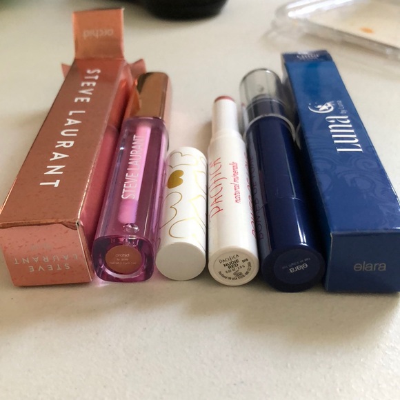 Lipstick and lipgloss bundle - Picture 2 of 3